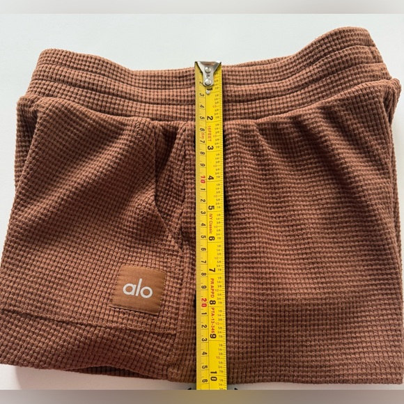 ALO Yoga Women's Thermal High-Waist Weekend Escape Sorts - Picture 4 of 5